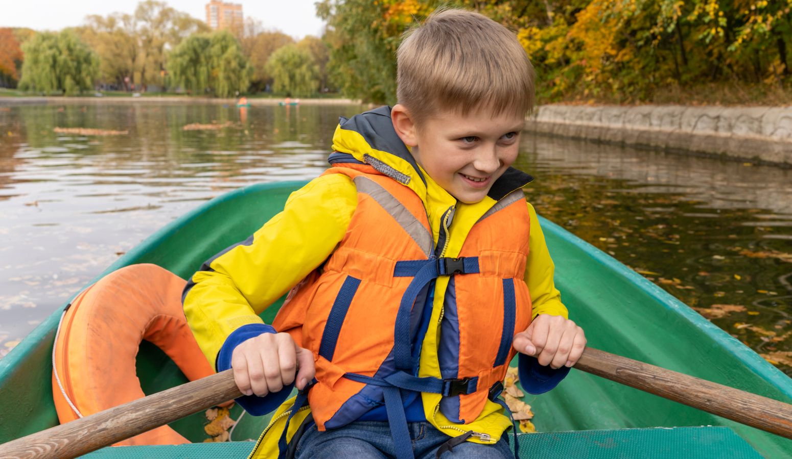 viaja con niños celier pirineos paseo en piragua